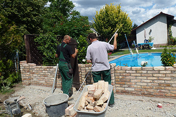 Bau einer rustikalen Gartenmauer aus Ziegeln