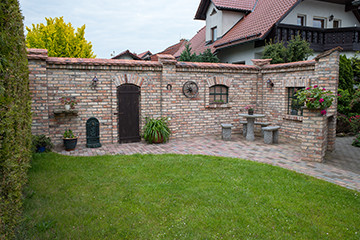 Bau einer rustikalen Gartenmauer aus Ziegeln